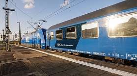 Der RDC EuroNight steht in Hamburg zur Abfahrt am Gleis nach Stockholm bereit.