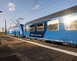 Der RDC EuroNight steht in Hamburg zur Abfahrt am Gleis nach Stockholm bereit.