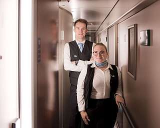 Zwei Mitarbeiter:innen der RDC Deutschland Gruppe stehen im Gang eines Schlafwagens an Bord eines Nachtzugs.