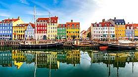Viele bunte Häuser am Wasser in Kopenhagen