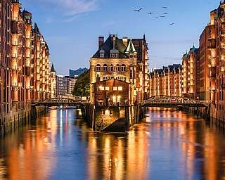 Nächtlicher Blick auf einen Kanal in der Hamburger Hafen-City.