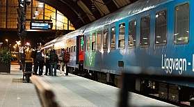 Resenaerer kliver pa SJ Euronight i Malmoe. 1 Resenaerer kliver pa SJ Euronight i Malmoe. 1