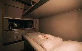 Schlafwagen Abteil mit gemütlichem Bett