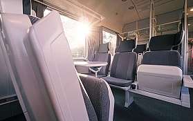 Die Abensonne scheint in das Sitzwagen-Abteil des Nachtzugs.